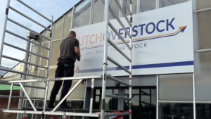Dutch Overstock reclameborden montage