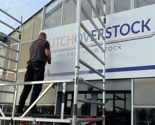 Dutch Overstock reclameborden montage